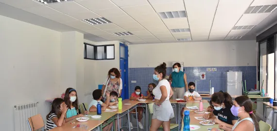 imagen de alcaldesa y concejala en el aula del Campus de Verano 2021, julio