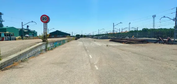 imagen de la zona adyacente a las vías del tren de Miguelturra, julio de 2021