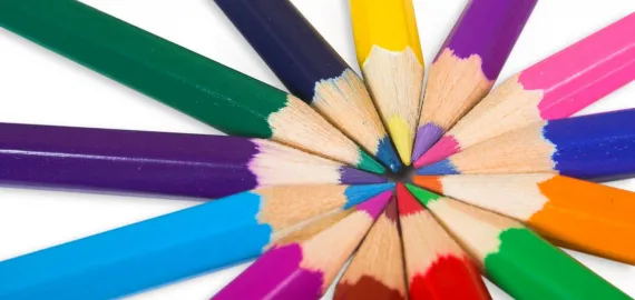 imagen de lápices de colores, alusivo al curso escolar
