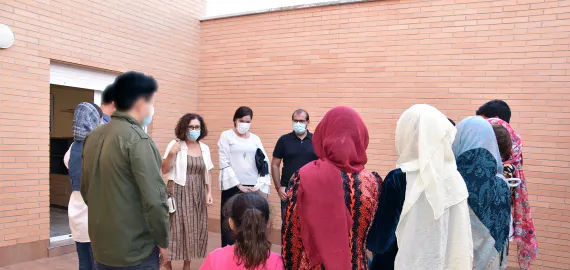 imagen alcaldesa y concejala saludando a familias afganas, septiembre 2021