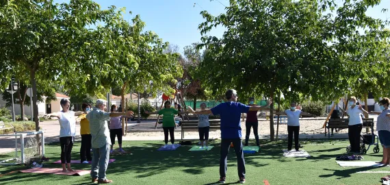 imagen de personas mayores del Centro de Día haciendo yoga, septiembre de 2021