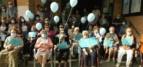 imagen de personas mayores frente al Ayuntamiento, 1 de octubre de 2021