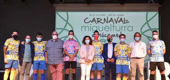 imagen grupal durante la presentación de la camiseta, octubre de 2021