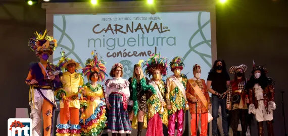 imagen autoridades y Valeria Ros, Pregón Carnaval Miguelturra 2022