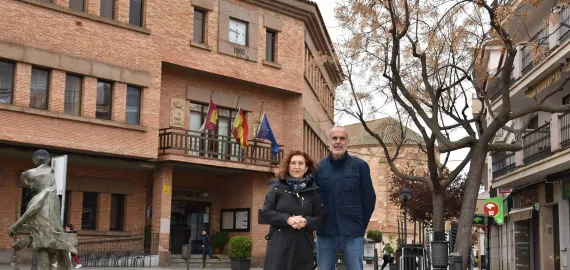 Laura Arriaga y Julián Díaz frente al Ayuntamiento, marzo 2022