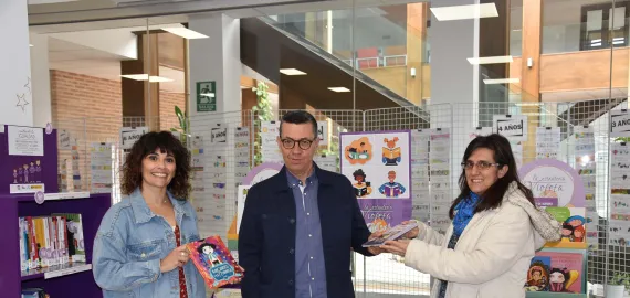 imagen de la donación de libros del centro de la mujer a la biblioteca, Miguelturra 2022