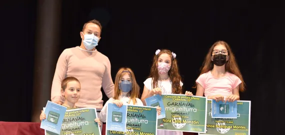 imagen de la entrega de premios, concurso infantil pintura carnaval, Miguelturra 2022