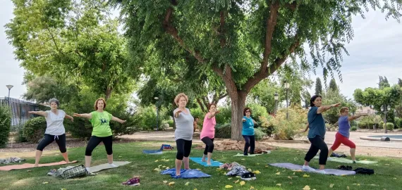 imagen de personas practicando pranayama, junio de 2022