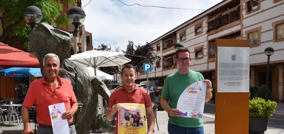 Presentación Carnaval de Verano 2022 frente a escultura