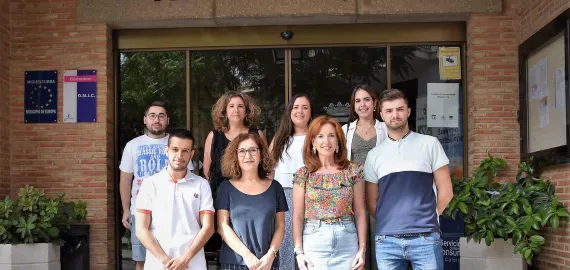 imagen de jóvenes contratados y Ayuntamiento, septiembre 2022