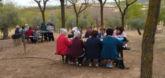 mayores comida en el campo, octubre 2022