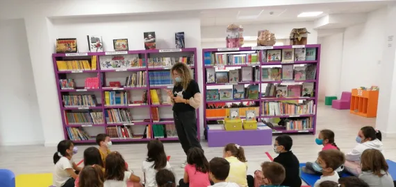 taller con niños en la biblioteca municipal de Miguelturra