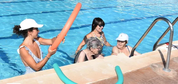 terapia adaptada en la piscina municipal, agosto 2023