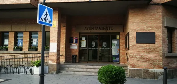 ayuntamiento con cartel luminarias