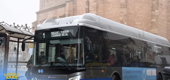 parada de autobús en Miguelturra, diciembre 2023