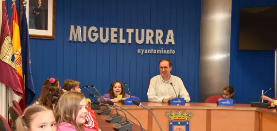 visita alumnado 2 primaria Clara Campoamor al ayuntamiento, Miguelturra abril de 2024