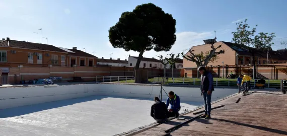 Realización de obras en la piscina municipal, Miguelturra abril 2024