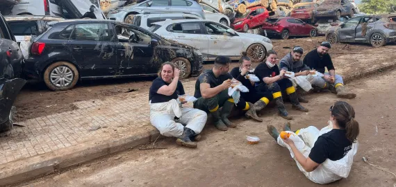 Voluntarios protección civil Miguelturra ayudando en a los afectados por la DANA, Noviembre 2024