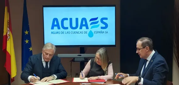 Imagen de la firma del convenio con ACUAES, noviembre de 2025