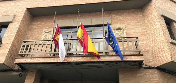 imagen de la fachada del Ayuntamiento de Miguelturra con las banderas a media asta por el Covid-19