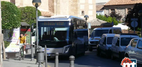 imagen de la parada del autobús en la plaza de la Constitución de Miguelturra