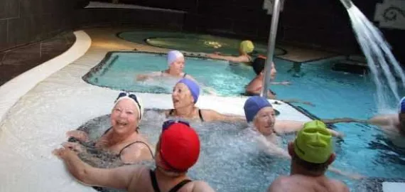 imagen de personas mayores en un balneario