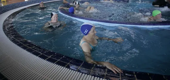 imagen de personas mayores en un balneario