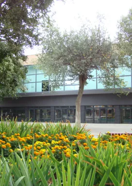 imagen fachada de los jardines del parque Doctor Fleming con el CERE al fondo, Miguelturra