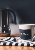 curso imagen de elementos de un desayuno, taza y cafetera