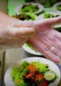 curso imagen de persona poniéndose un guante antes de trabajar con alimentos, fuente imagen FM Savio