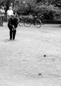 curso imagen de personas jugando a la petanca en un campo de tierra