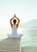 cursos imagen de mujer haciendo yoga