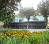 imagen fachada de los jardines del parque Doctor Fleming con el CERE al fondo, Miguelturra