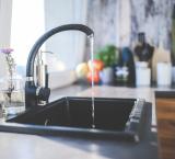 imagen de un grifo de agua en una cocina