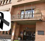 fachada ayuntamiento, crespón negro