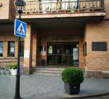 ayuntamiento con cartel luminarias
