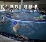 imagen de personas mayores en un balneario