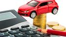 evento imagen de un coche de juguete, calculadora, lápiz y monedas, alusiva al pago de impuestos