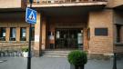 ayuntamiento con cartel luminarias